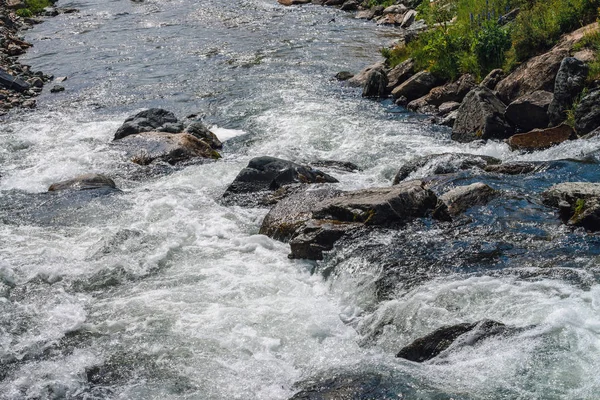 Stora Stenblock Mountain Creek Närbild Forsar Den Snabba Floden Med — Stockfoto