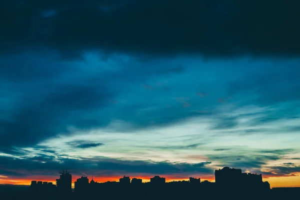 Stadtbild Mit Herrlich Buntem Lebendigem Morgengrauen Erstaunliche Dramatische Bunte Wolkenverhangene — Stockfoto