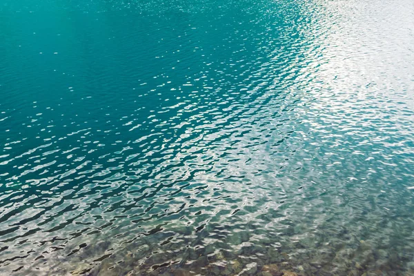Shiny Texture Azure Surface Mountain Lake Stony Bottom Transparent Water — Stock Photo, Image