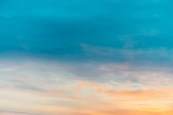 Cielo Atardecer Con Nubes Luz Amarillas Anaranjadas Gradiente Cielo Azul — Foto de Stock