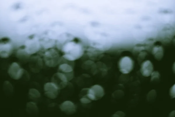 Vidrio Ventana Sucio Con Gotas Lluvia Fondo Verde Atmosférico Con — Foto de Stock