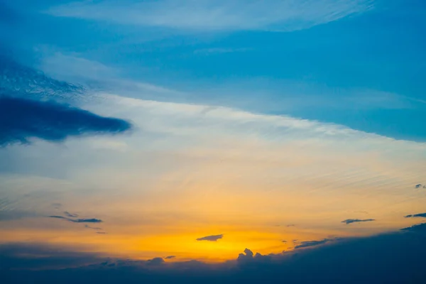 Piękne Wczesne Niebieskie Zachmurzone Niebo Pomarańczowym Światłem Słonecznym Atmosferyczne Kobaltowe — Zdjęcie stockowe