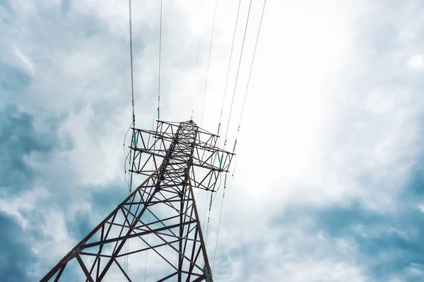 Вежа Розподілу Електроенергії Копіювальним Простором Високовольтні Лінії Електропередач Під Хмарним — стокове фото