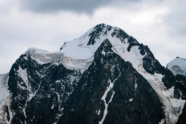 Underbar Glaciär Närbild Snöig Mörk Bergstopp Molnig Himmel Klippig Med — Stockfoto