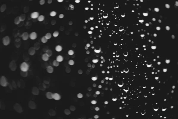 Vuile Venster Glas Met Druppels Regen Atmosferische Monochroom Donkere Achtergrond — Stockfoto