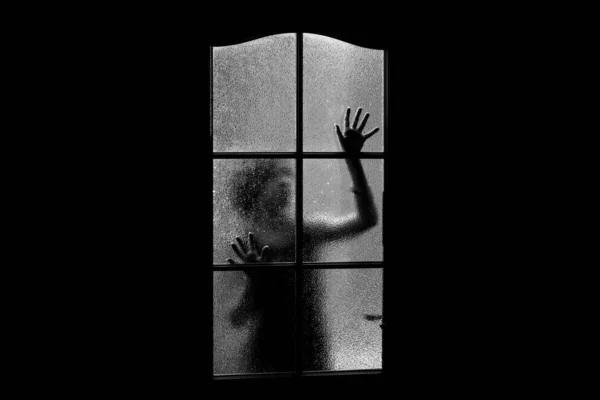 Темний Силует Дівчини Склом Замкнений Кімнаті Дверима Хеллоуїн Сірому Кольорі — стокове фото
