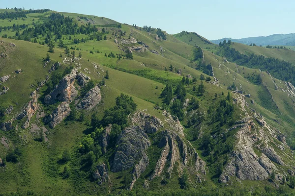 Уникальный Зеленый Горный Пейзаж Высокими Скалистыми Горами Голубым Небом Геологический — стоковое фото