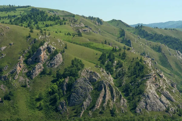 Paisaje Montaña Verde Único Con Altas Montañas Rocosas Cielo Azul —  Fotos de Stock