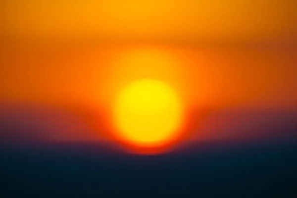 Verschwommenes Hintergrundbild Des Sonnenkreises Der Hinter Dem Dunklen Horizont Aufsteigt — Stockfoto