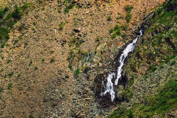 Podrobná Přirozená Textura Svahu Volných Kamenů Proud Horských Vod Teče — Stock fotografie