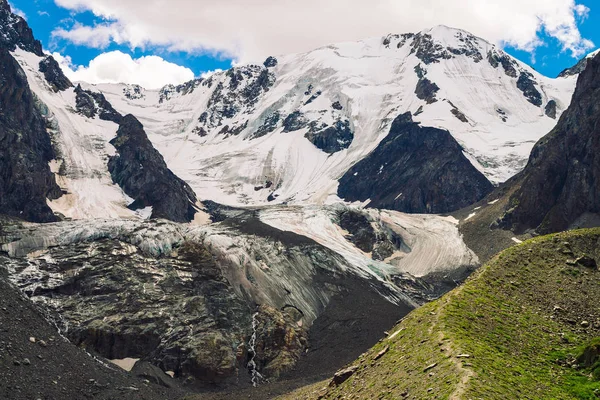 Wanderweg Führt Riesigen Schneebedeckten Bergen Sonnigen Tagen Wunderbarer Gletscher Sonnenlicht — Stockfoto