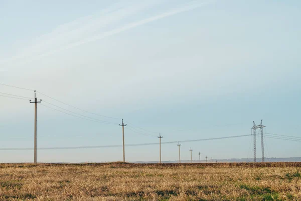 Atmosferyczne Krajobraz Linii Energetycznych Żółtym Polu Pod Błękitne Niebo Obraz — Zdjęcie stockowe