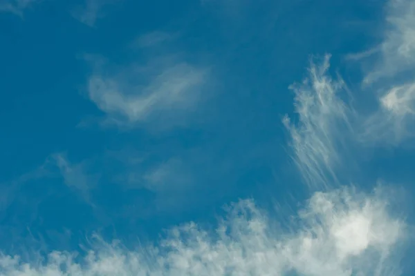 Nuvens Camadas Porosas Num Céu Azul Claro Nuvens Aéreas — Fotografia de Stock