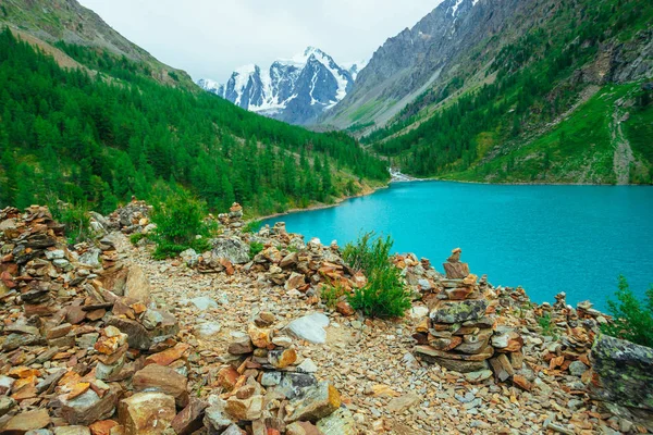 Pirámides Piedras Balanceadas Colina Pedregosa Sobre Fondo Glaciar Lago Montaña — Foto de Stock