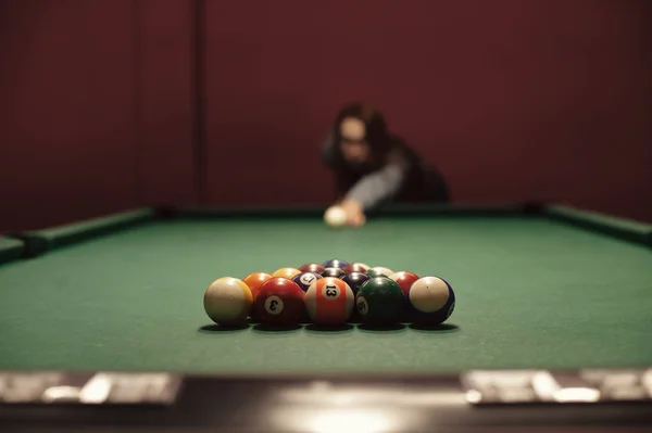 Amerikanisches Billardpoule Schuss Eines Mannes Der Billard Spielt Dreieck Der — Stockfoto