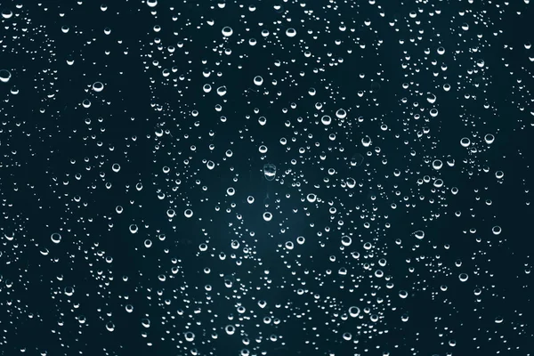 Verdrecktes Fensterglas Mit Regentropfen Atmosphärisch Blauer Hintergrund Mit Regentropfen Tröpfchen — Stockfoto