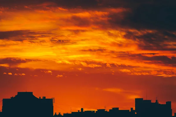Cityscape Ярким Огненным Рассветом Удивительное Теплое Драматическое Облачное Небо Над — стоковое фото