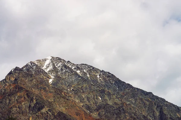 Puncak Gunung Bersalju Langit Berawan Pegunungan Berbatu Bawah Awan Cuaca — Stok Foto