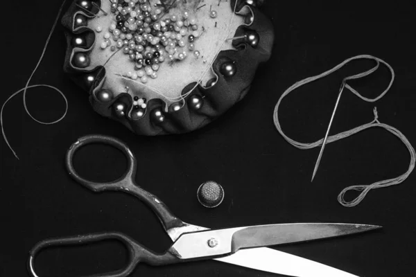 Needle Bed Thimble Scissors Needle Thread Black Fabric Background Monochrome — Stock Photo, Image