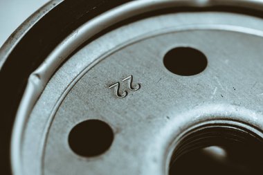 Yağ filtresinin tek renkli arkaplan görüntüsü. Otomatik bölümün sanat makro fotoğrafçılığı.