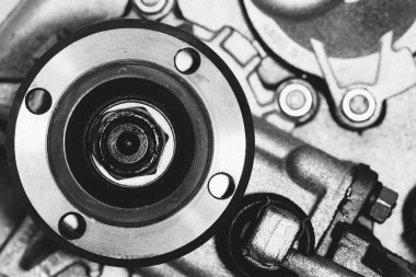 Karmaşık mekanizmanın bir parçası yakın çekimdir. Siyah beyaz görüntü. Vintage mekanizma. Retro cihaz.