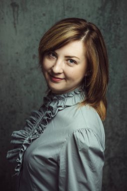 Gri stüdyo arka planda güzel iş kız Vintage portre.