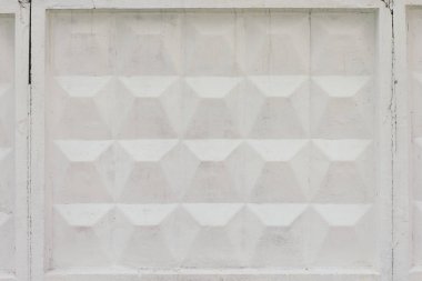 Çatlak yüzeyyakın çekim ile eski sovyet beton çit. Sıradışı tasarım grunge çit arka plan görüntüsü. Kentsel beyaz dayanıklı duvar.