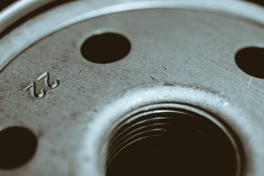 Yağ filtresinin tek renkli arkaplan görüntüsü. Otomatik bölümün sanat makro fotoğrafçılığı.