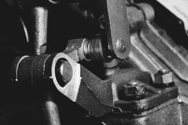 Karmaşık mekanizmanın bir parçası yakın çekimdir. Siyah beyaz görüntü. Vintage mekanizma. Retro cihaz.