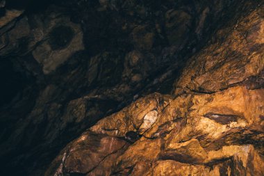 Yeraltı tünelinin başlangıcı. Karanlık mağaranın girişi.