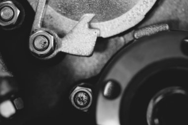 Karmaşık mekanizmanın bir parçası yakın çekimdir. Siyah beyaz görüntü. Vintage mekanizma. Retro cihaz.