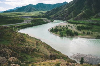 Dağlık havalarda dağlık nehir. Bulutlu gökyüzü altında hızlı su akıntısı üzerinde Kayalık uçurum. Dev dağlar. Yukarıdan inanılmaz atmosferik manzara.
