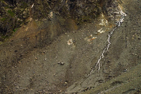 Szczegółowa Naturalna Faktura Nachylenia Luźnych Kamieni Górski Strumień Wody Spływa — Zdjęcie stockowe