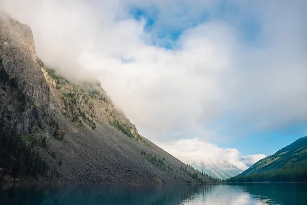 Olbrzymia Chmura Nad Górami Drzewami Słońcu Niesamowite Górskie Jezioro Pasmo — Zdjęcie stockowe