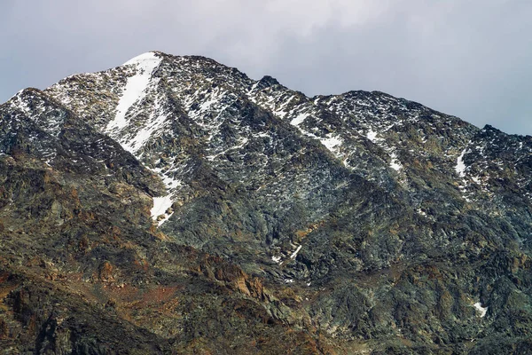 Puncak Gunung Bersalju Langit Berawan Pegunungan Berbatu Bawah Awan Cuaca — Stok Foto