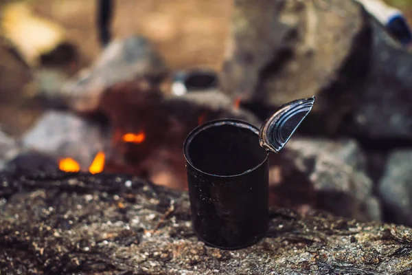 Aquecimento Chá Caneca Metal Fogueira Com Grande Lenha Chá Beber — Fotografia de Stock