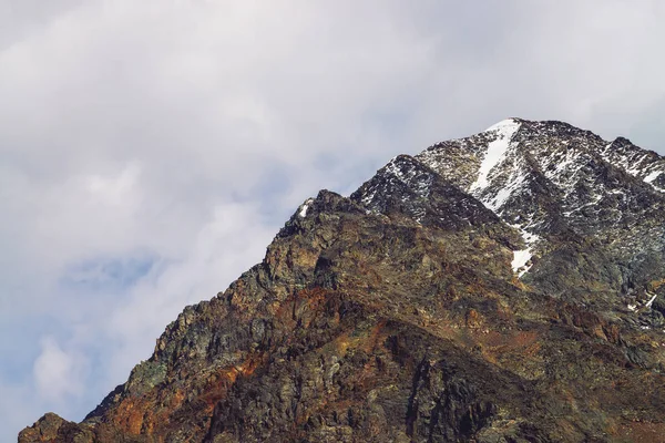 Puncak Gunung Bersalju Langit Berawan Pegunungan Berbatu Bawah Awan Cuaca — Stok Foto
