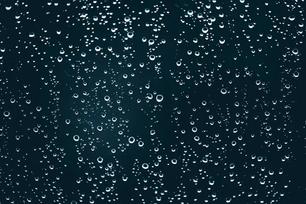 Brudne Szkło Okienne Kroplami Deszczu Atmosferyczne Niebieskie Tło Raindrops Kropelki — Zdjęcie stockowe