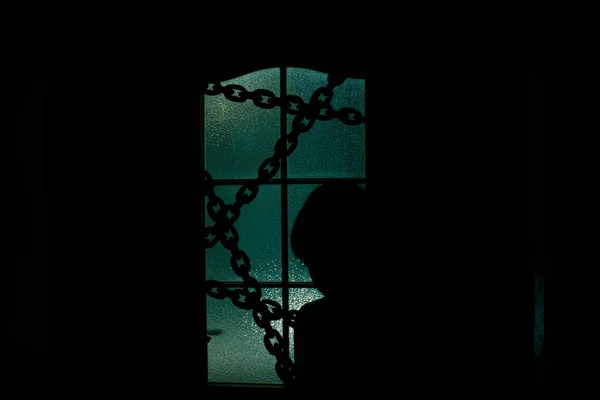 Темний Силует Дитини Скляними Дверима Ланцюгом Надприродньому Зеленому Світлі Замкнений — стокове фото