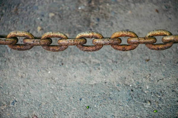 Gammal Oxiderad Rostig Kedja Hängande Över Asfalt Närbild Med Kopierings — Stockfoto