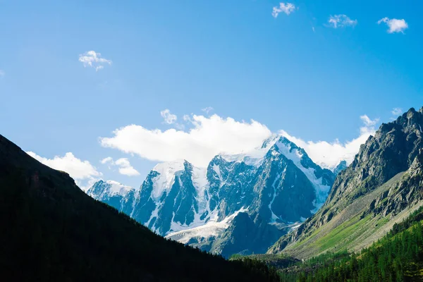 Geweldige Gletsjer Onder Blauwe Hemel Enorme Wolk Gigantische Besneeuwde Bergen — Stockfoto