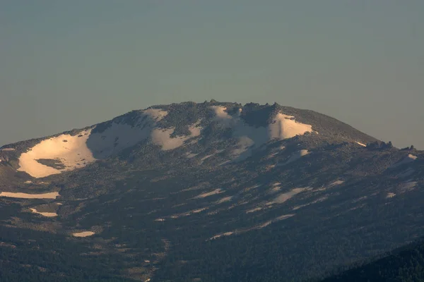 山の頂上に雪が降った 植生の完全な不在 夕方の時間 — ストック写真