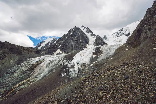 Montaña Gigante Nevada Bajo Cielo Nublado Cerro Rocoso Con Nieve —  Fotos de Stock