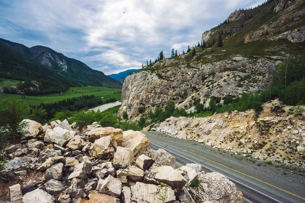 Autopista Pasa Por Las Montañas Camino Asfalto Cerca Acantilado Rocoso — Foto de Stock