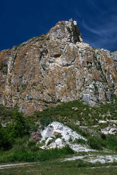 Felsigen Bergen Mit Viel Grün Bedeckt — Stockfoto