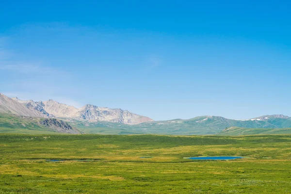 Giant Mountains Med Snö Ovanför Green Valley Klarblå Himmel Äng — Stockfoto