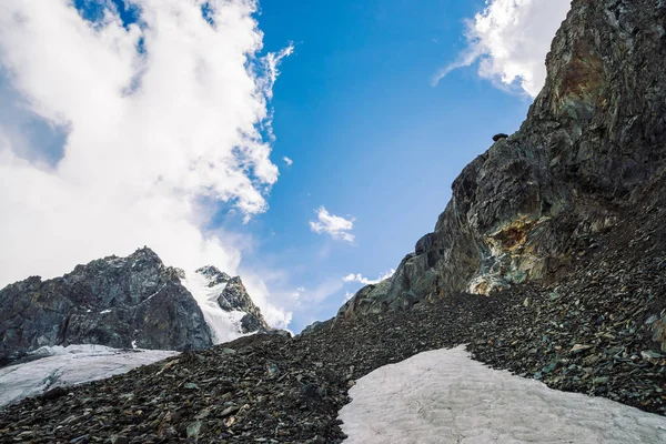 Nieve Cordillera Cerro Nevado Atmosférico Bajo Cielo Azul Nublado Maravillosas —  Fotos de Stock