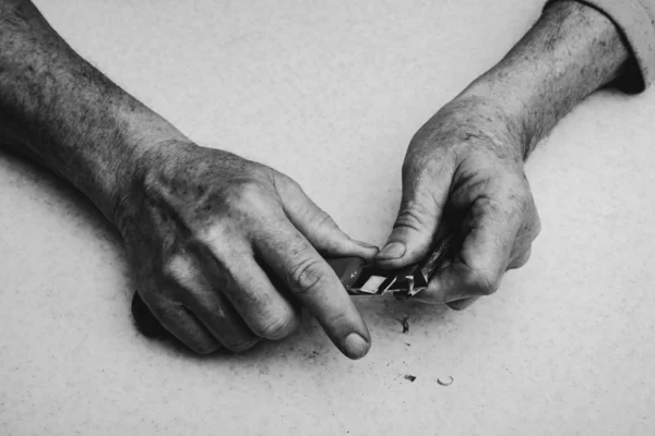 Homem Idoso Afia Lápis Com Faca Clerical Mãos Velho Fecham — Fotografia de Stock