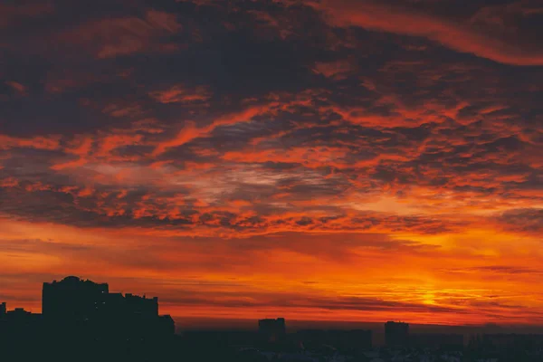 Stadtbild Mit Feurigem Blut Vampir Morgendämmerung Erstaunliche Warme Dramatische Wolkenverhangene — Stockfoto