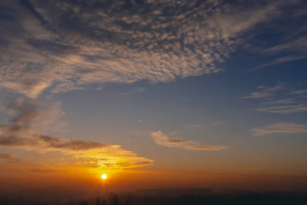 Brilho Ensolarado Nas Nuvens Maravilhoso Amanhecer Vívido Belo Pôr Sol — Fotografia de Stock